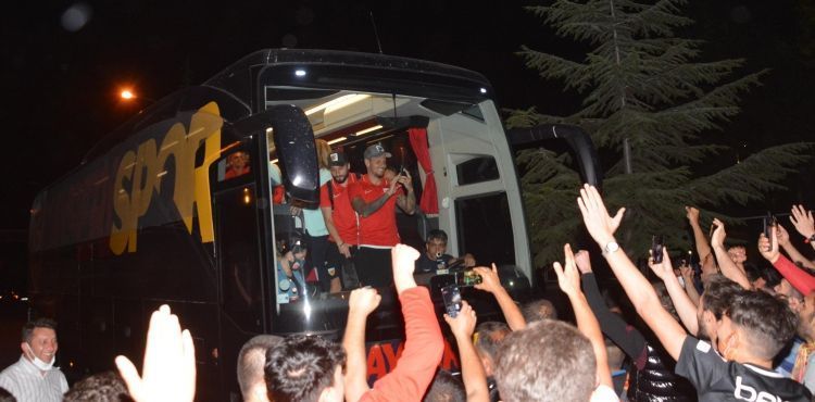Kayserispor'a meşaleli karşılama