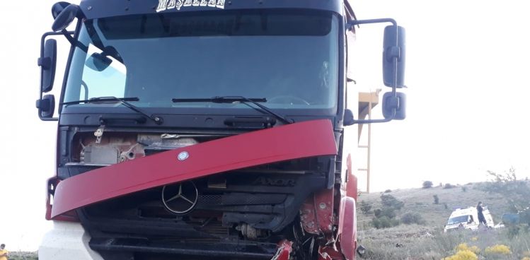 Otomobil ile TIR çarpıştı: 2 ölü, 1 yaralı