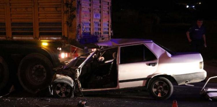 Otomobil kamyona çarptı: 1 ölü, 1 yaralı