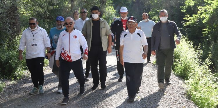 BAŞKAN BÜYÜKKILIÇ BU KEZ VALİ GÜNAYDIN İLE BİRLİKTE KORAMAZ VADİSİ’NDE YÜRÜDÜ