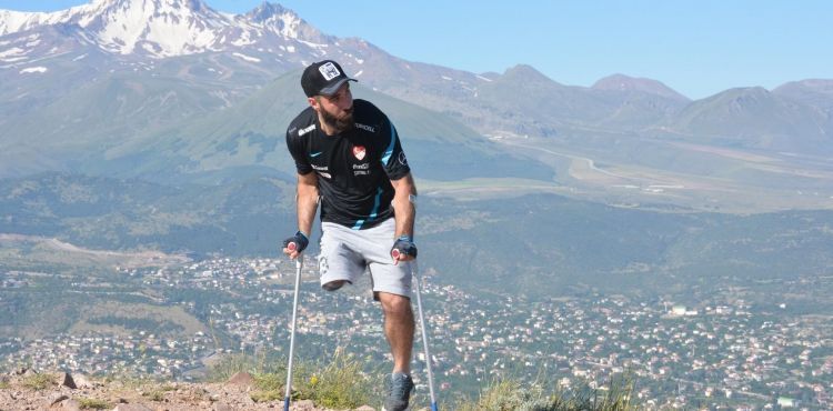 Ampute milli futbolcu Feyyaz, antrenman için 2 bin rakımlı dağa tırmandı