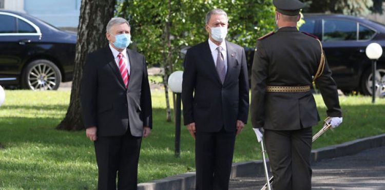 Bakan Akar, Ukrayna’da askeri törenle karşılandı