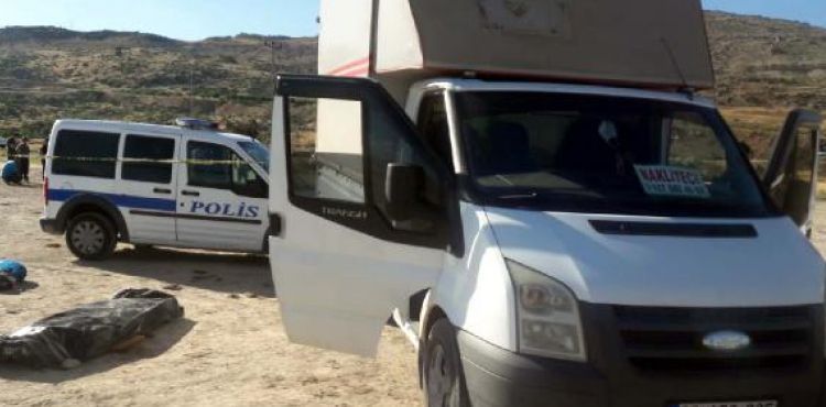 KAYSERİ'de Cafer Aydın (46), nakliyecilik yaptığı kamyonetinde ölü bulundu.