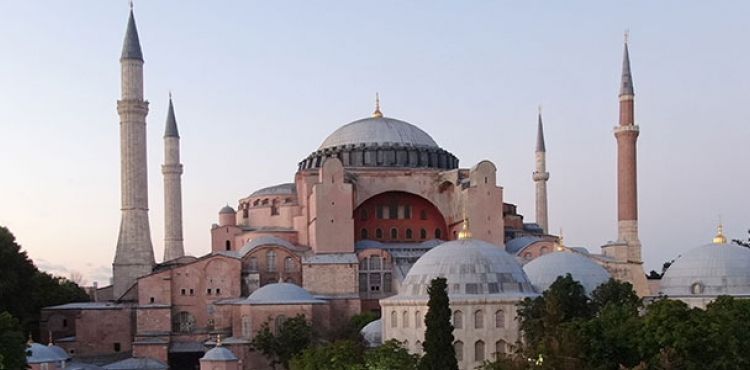 Diyanet: Ayasofya'da namaz vakitlerinde söz konusu resimler perdelenmeli veya karartılmalı