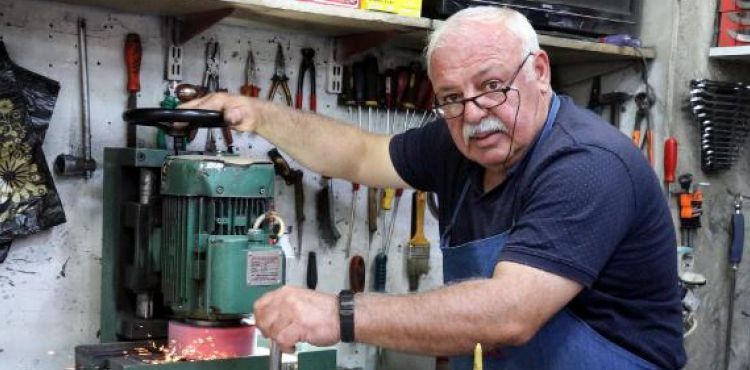 Freni boşalan kamyon şarampole yuvarlandı: 1 ölü, 1 yaralı