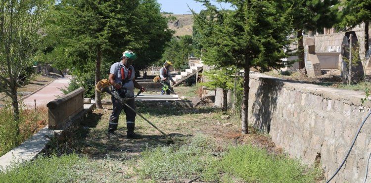 MELKGAZݒDE BAYRAM NCES MEZARLIKLAR TEMZLENYOR