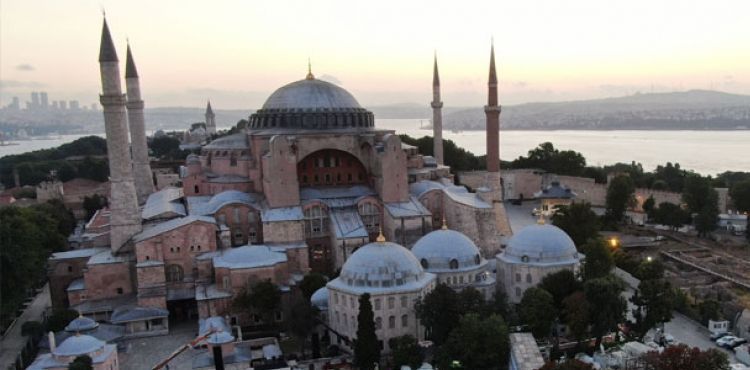 Ayasofya’da 86 yıl sonra ilk Cuma namazı dünya basınında