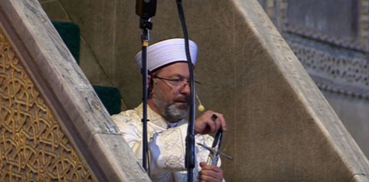 Diyanet İşleri Başkanı Ali Erbaş hutbeye kılıç ile çıktı