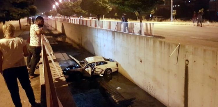 Sulama kanalına düşen otomobildeki 2 kişi yaralandı