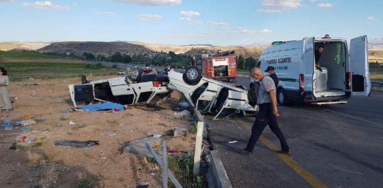 Kayseri'de iki otomobil çarpıştı: 1 ölü, 9 yaralı
