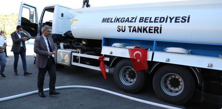 MELİKGAZİ’DE İLÇEYE HİZMET İÇİN ARAÇ FİLOSU GÜÇLENDİRİLİYOR