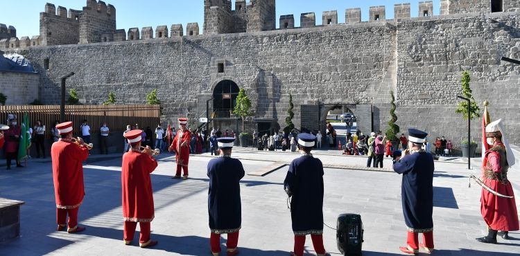 KAYSERİ KALESİ MEHTER SESLERİYLE YANKILANIYOR