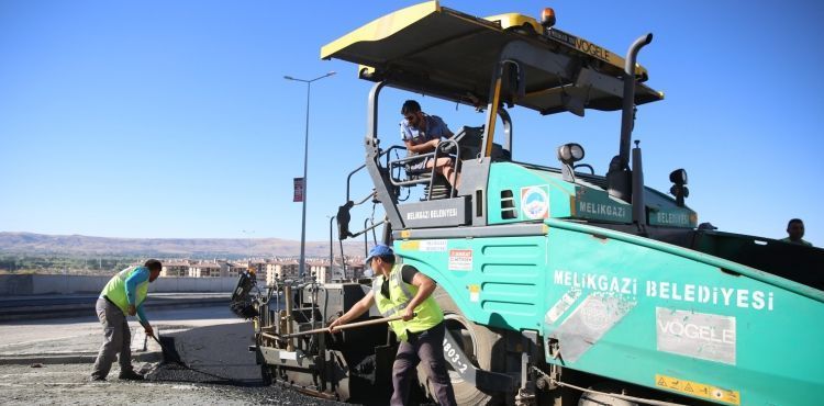 MELİKGAZİ'DE ASFALT ÇALIŞMALARI ARALIKSIZ SÜRÜYOR