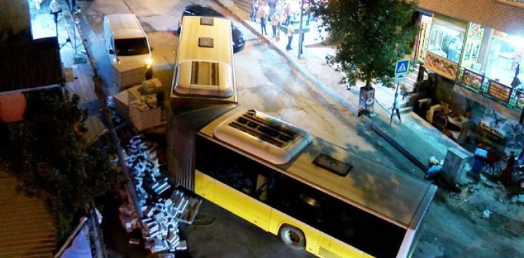 Sultangazi'de İETT otobüsü ortadan ayrıldı: Facianın eşiğinden dönüldü