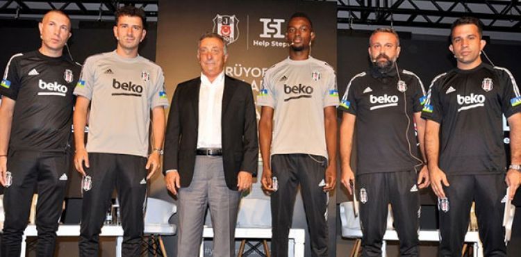 Oğuzhan Özyakup ve Bernard Mensah'tan taraftara