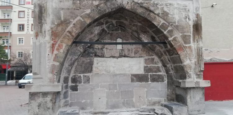 MELİKGAZİ’DE GÖRÜNTÜ KİRLİLİĞİ OLUŞTURAN DUVAR YAZILARI SİLİNECEK