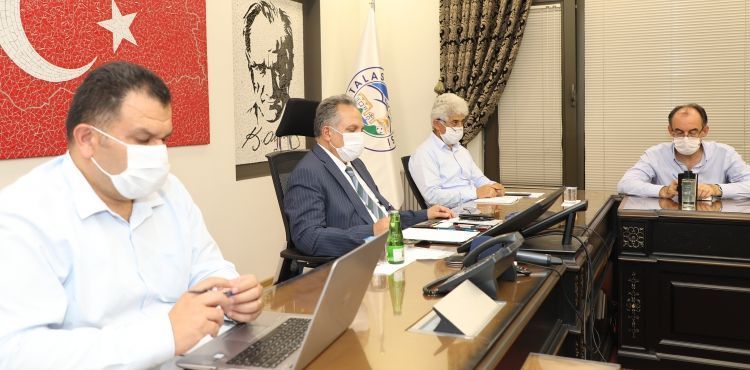 ‘BAŞKAN BEYAZ MASADA’ SOSYAL MEDYADAN SÜRÜYOR