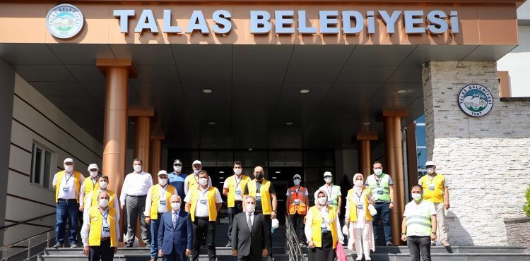 TALAS’TA ‘PANDEMİ GÖNÜLLÜLERİ’ MASKE DAĞITTI