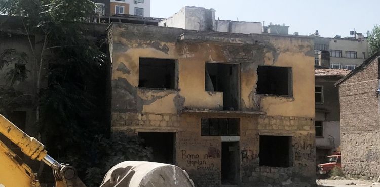 Uyuşturucu kullanıcılarının uğrak yeri olan metruk binalar yıkılıyor