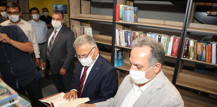 7/24 KÜTÜPHANEDE RAFLAR KİTAPLA BULUŞTU