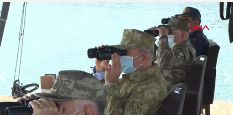 Bakan Akar'dan 'Kardak Kahramanları'na ziyaret