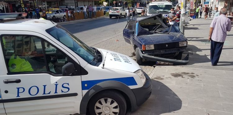 sürücünün kontrolünden çıkan otomobil park halindeki 3 otomobile çarptı. Kazada 2 kişi yaralandı