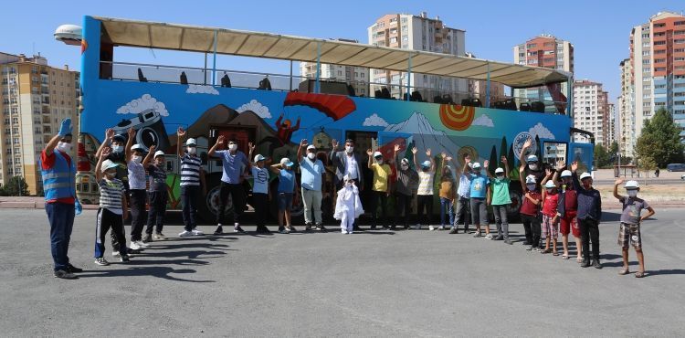 BAŞKAN YALÇIN’DAN, TARLADA ÇALIŞAN ÇOCUKLARA TALAS GEZİSİ