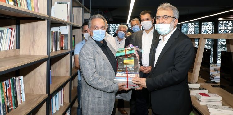 7/24 KÜTÜPHANEYE İLK KİTAP BAĞIŞI TANER YILDIZ’DAN