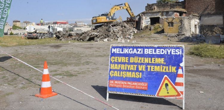 Başkan Dr. Palancıoğlu; “Gülük Mahallesinde tehlike arz eden metruk yapılar yıkılıyor”
