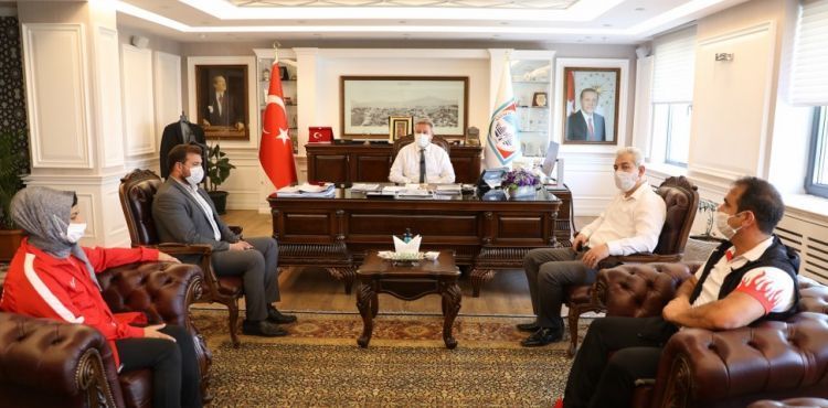 ŞAMPİYONLAR KAZANDIKLARI MADALYALAR İLE BAŞKAN PALANCIOĞLU’NU ZİYARET ETTİLER