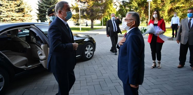 BAŞKAN BÜYÜKKILIÇ, BAKAN AKAR VE HEYETİNİ BÜYÜKŞEHİR’DE AĞIRLADI