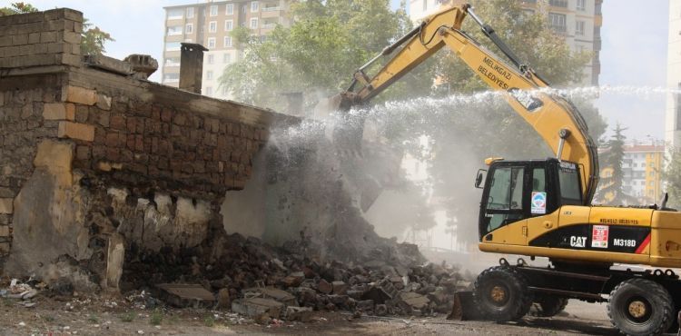 TACETTİNVELİ, GÜLÜK VE YILDIRIM BEYAZIT MAHALLELERİNDE METRUK BİNALAR YIKILIYOR
