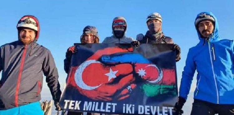 Kayseri'de 12 dağcı, Azerbaycan'a destek için Erciyes Dağı'na tırmandı