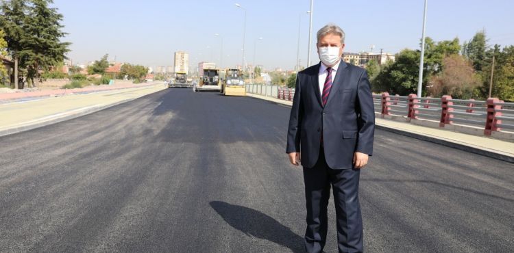 MELİKGAZİ’DE YOLLAR HEM YENİLENİYOR, HEM DE AĞAÇLANDIRILIYOR