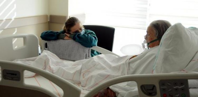 Emekli olduğu hastanede, koronavirüse yakalanan annesine refakat ediyor