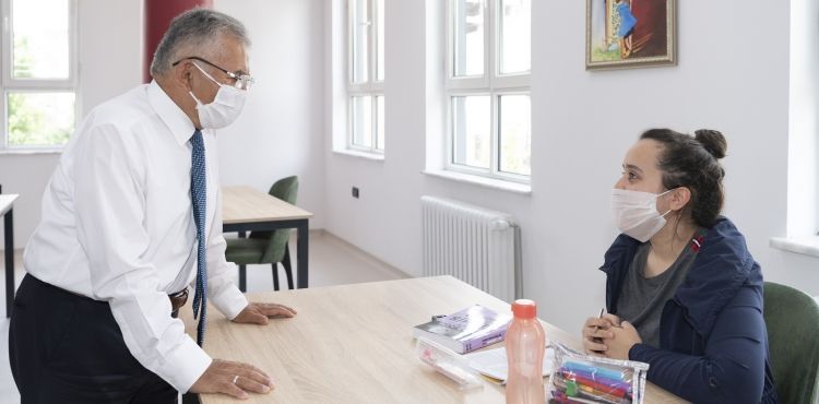DOKTOR BAŞKAN İLE GÜVENLİ KÜTÜPHANELER