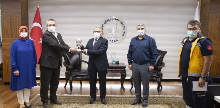 “SAĞLIK ÇALIŞANLARIMIZA MAZERET ÜRETMEDEN DESTEK VERİYORUZ”