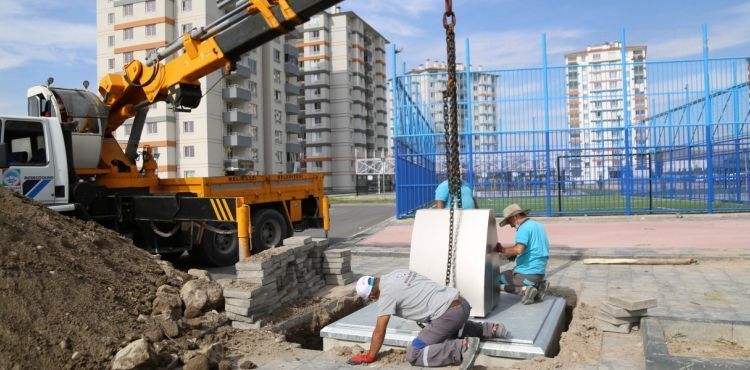 MELİKGAZİ’DE YER ALTI ÇÖP KONTEYNERLERİ İLE KOKU VE BAKTERİLERİN ÖNÜNE GEÇİLİYOR