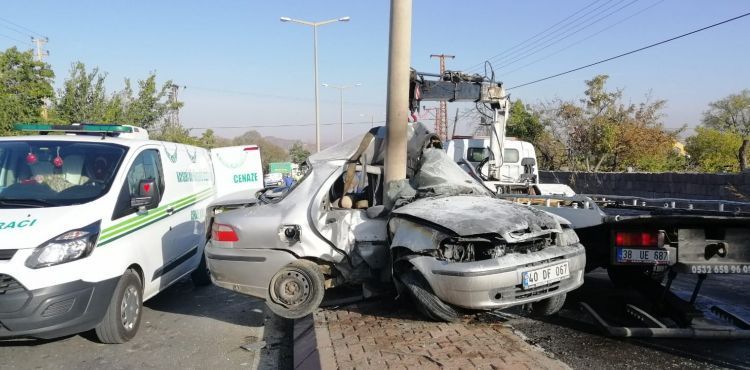 Aydınlatma direğine çarpan otomobilin sürücüsü öldü