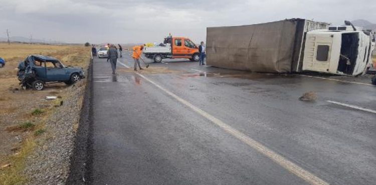 Kazada yola savrulan yolcu, devrilen TIR'n altnda kalarak ld