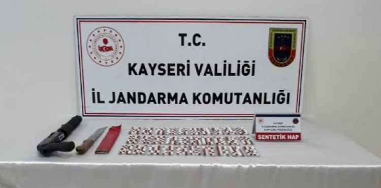 Evinde uyuşturucu hapla yakalandı