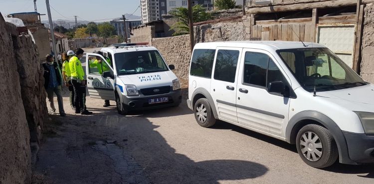 Babasının sürdüğü otomobil altında kalan çocuk hastanede can verdi