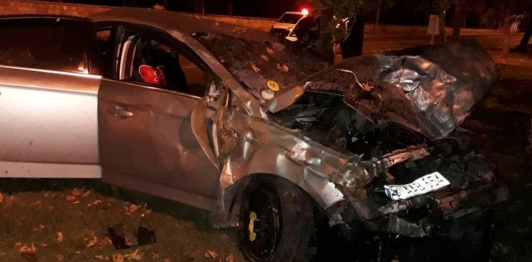 Otomobil, elektrik trafosuna çarptı: 5 yaralı