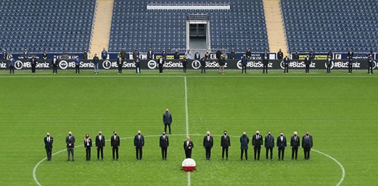 Fenerbahe Stad'nda Atatrk iin sayg zinciri oluturuldu