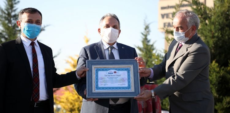 BAŞKAN YALÇIN’A ‘YILIN HAYVANSEVERİ’ BERATI