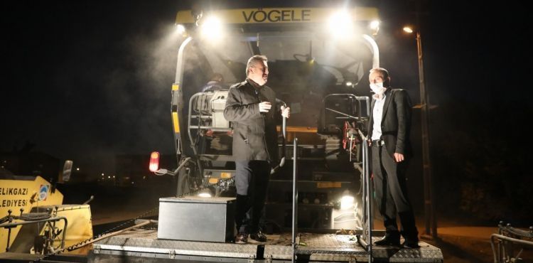 MELİKGAZİ'DEN GECE ASFLAT MESAİSİ