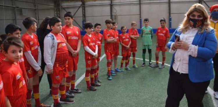 Kayserispor Başkanı Berna Gözbaşı, geleceğin futbolcularıyla buluştu