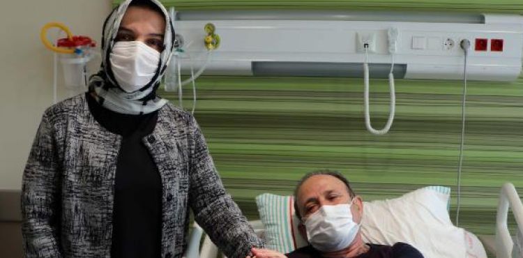 Koronavirüsü yenen eczacı, eşine refakatçi oldu