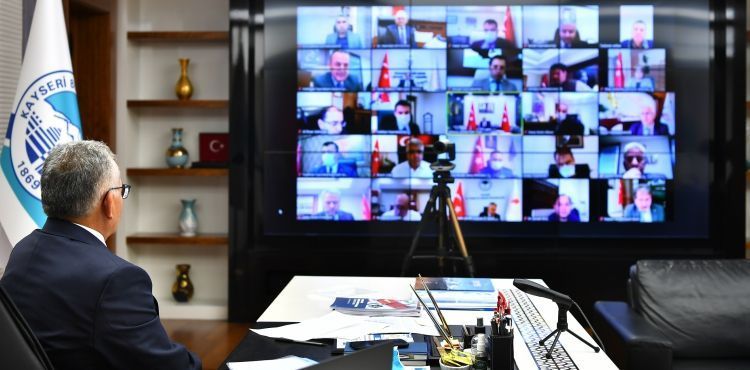 “YAŞAM ALANLARINDA VE AVM’LERDE HAREKETLİLİĞİ AZALTMAK ZORUNDAYIZ”