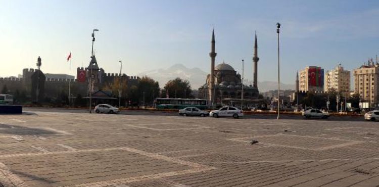 Kayseri’de kısıtlama öncesi meydanlar boş kaldı